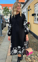Say INA Copenhagen Kjole - Tilde Long - Black W. Embroidery