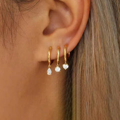 Boucle D'oreille 3 Trous Créoles Acier Inoxydable, portées par une femme de profil, on ne voit que son oreille