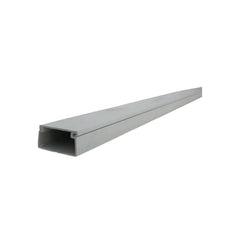 Canaleta blanca de PVC para cables, perfil rectangular, gestión y protección de instalaciones eléctricas.