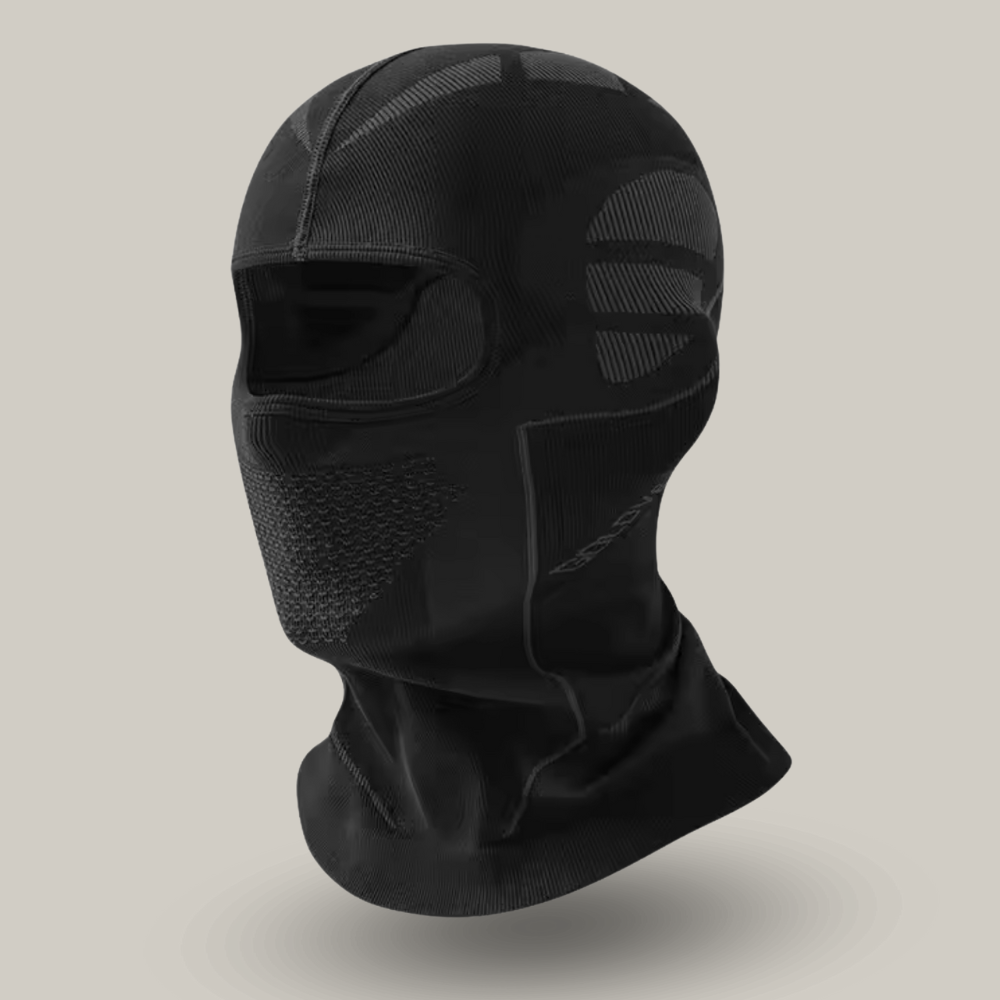 Cagoule de ski portée sous un casque, vue latérale
