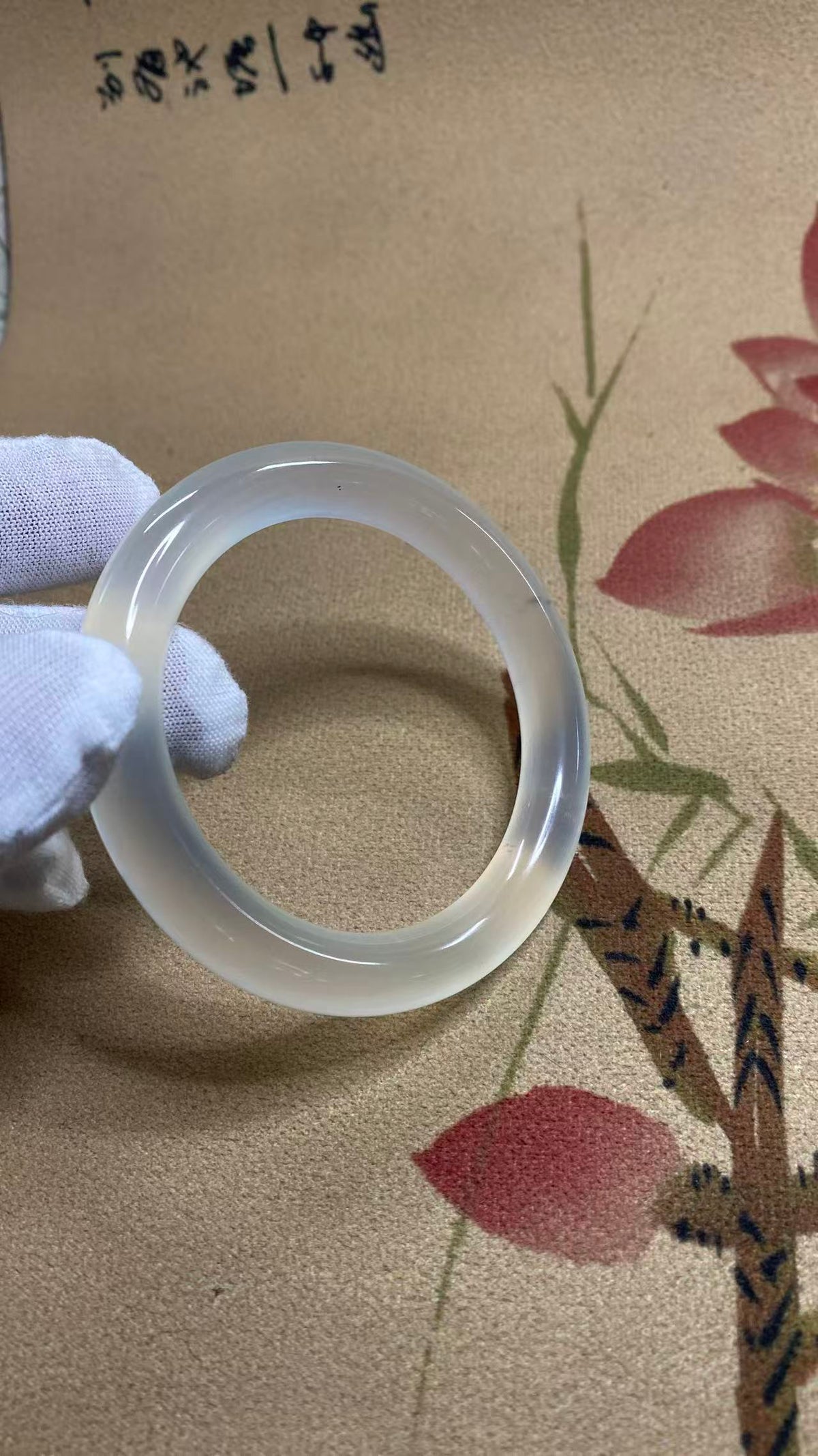 Gelang giok Xiuyan yang indah dengan hasil akhir kristalin, berpendar, dan tembus cahaya. Tekstur super dingin. Diameter dalam: 56mm, ketebalan gelang: 10mm. Semua batu terbentuk secara alami. Harga sudah termasuk ongkos kirim dan pajak.