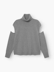 Der Pullover Carry Grey ist ein Damenpullover mit Rollkragen, offenen Schulterausschnitten und langen Ärmeln, der flach auf weißem Hintergrund abgebildet ist.