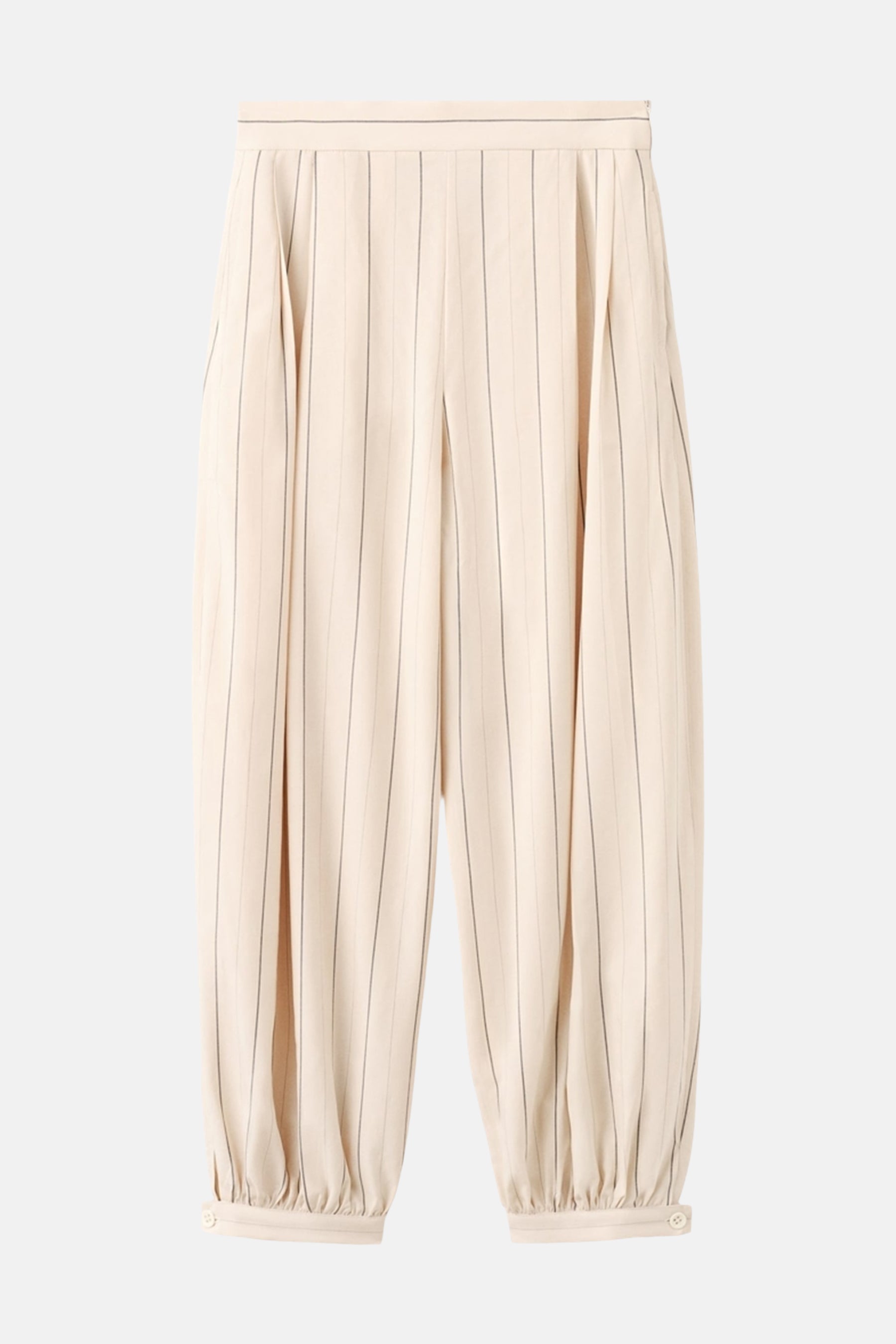 Pantalon écru à rayures de MANGO, en imitation lin avec une coupe ample et des chevilles plissées, porté par un mannequin.