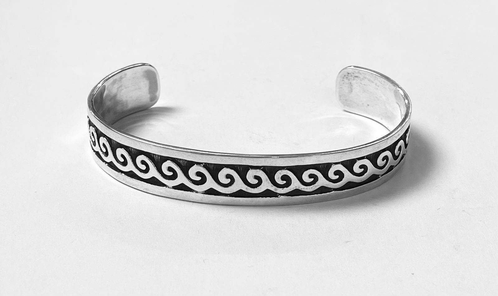 Sello de ley en el interior del brazalete jopi en plata 925
