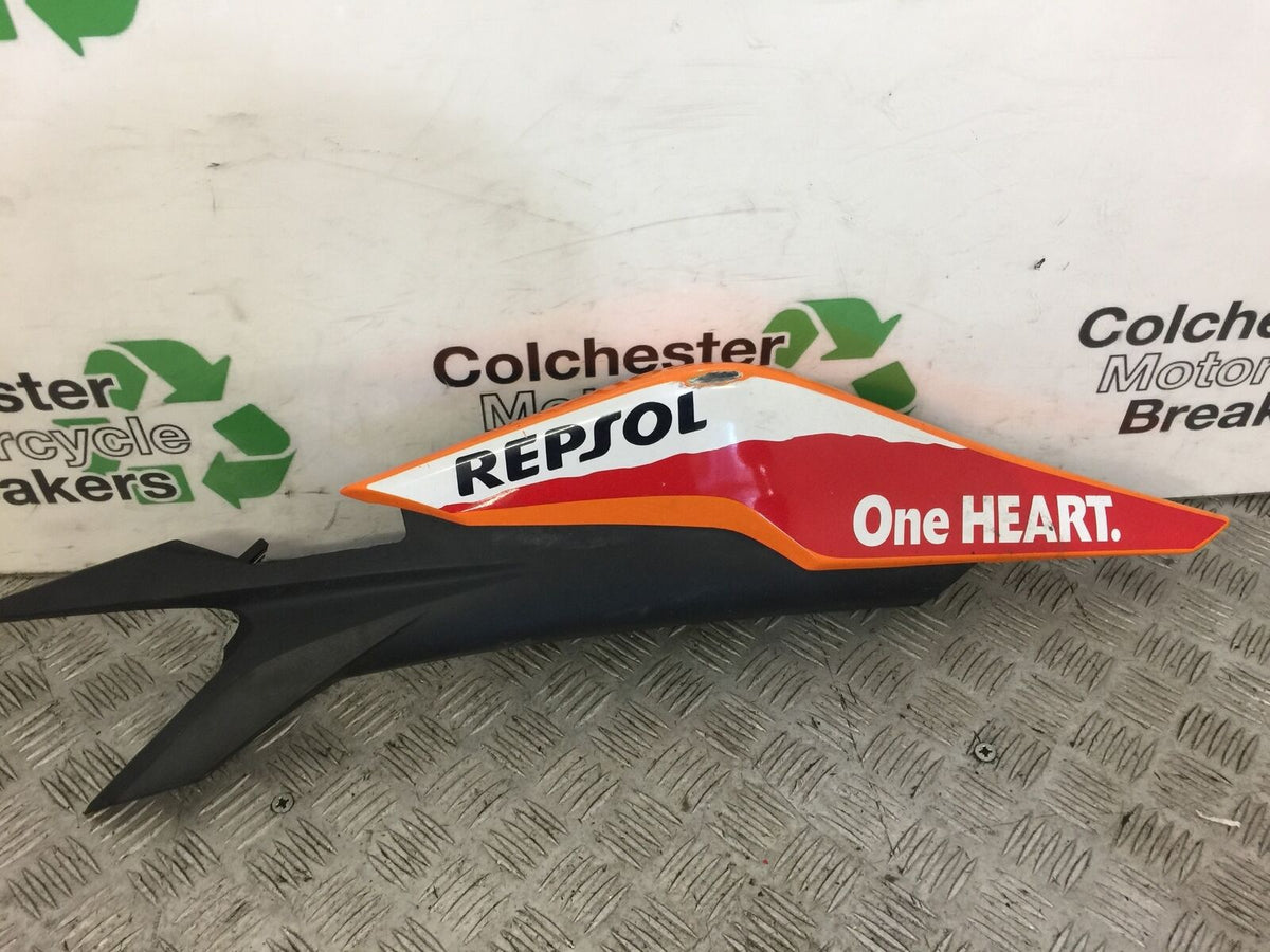 HONDA CBR125 CBR 125 RIGHT SEAT PANEL  YEAR 2011-2017 (STOCK 334)