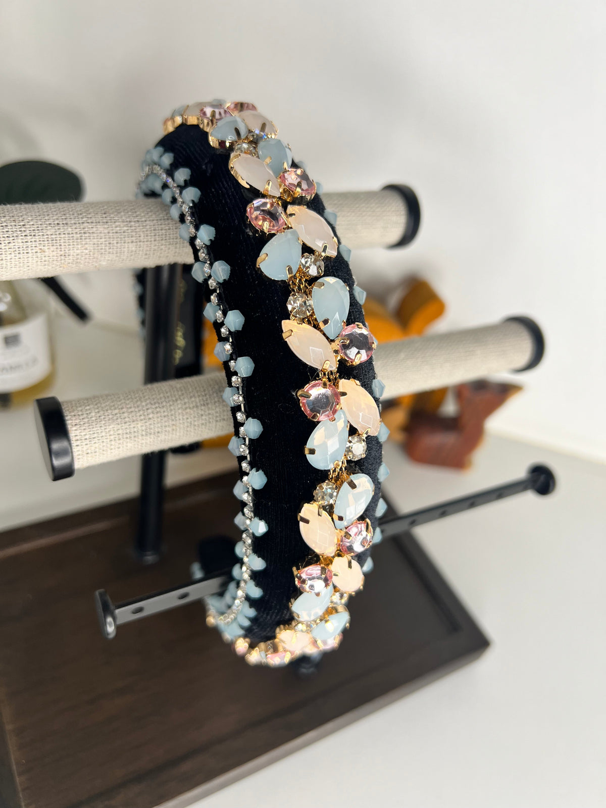 Diadema adornada con piedrería, cristales y perlas 03814