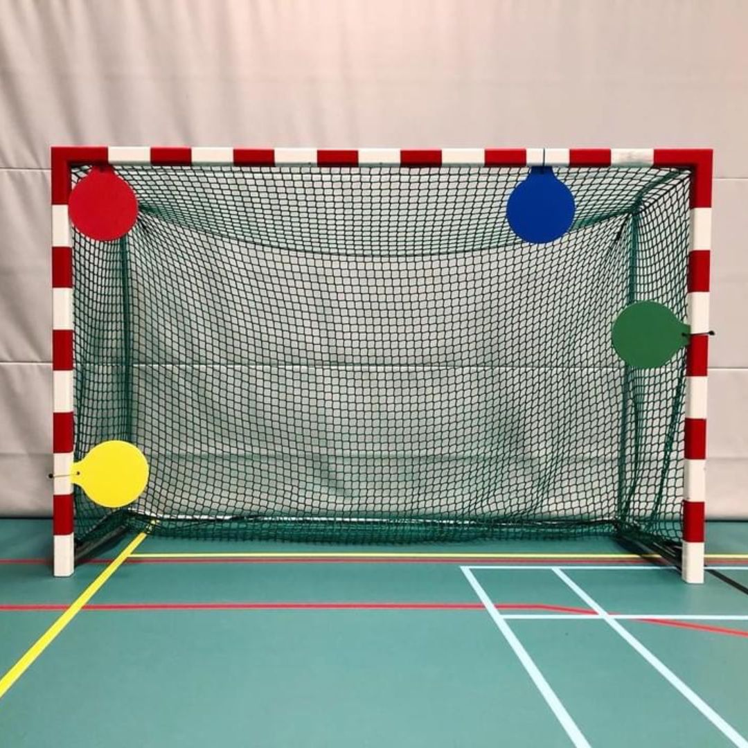targetz targets aan doel bevestigen mikken gooien schieten voetbal handbal trainen vastmaken met elastiek training voetbal handbal korfbal speeltuin speelrek straatspel kinderen volwassenen uitdagende spelelementen speelgoed binnen en buiten