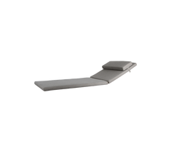 Een slanke, moderne chaise longue met een minimalistisch ontwerp in een zachte grijze bekleding, met een verstelbare rugleuning voor comfort.