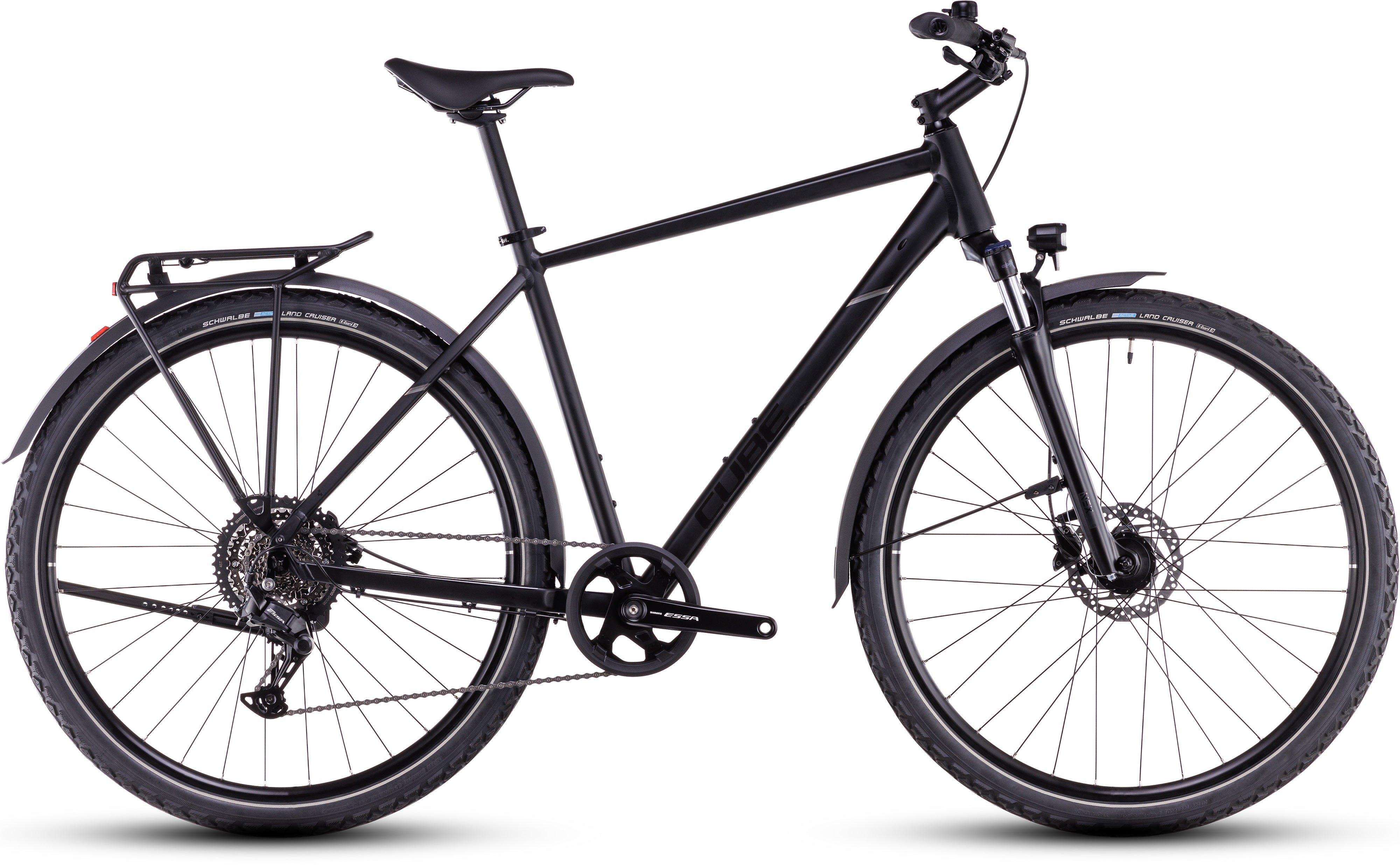 Das CUBE Nature ONE Allroad black'n'black hybrid bike ist mit Vorderradfederung, Shimano 1x8-Gang-Schaltung, hydraulischen Scheibenbremsen, Gepäckträger und Stollenreifen ausgestattet und wird im Profil vor weißem Hintergrund gezeigt.