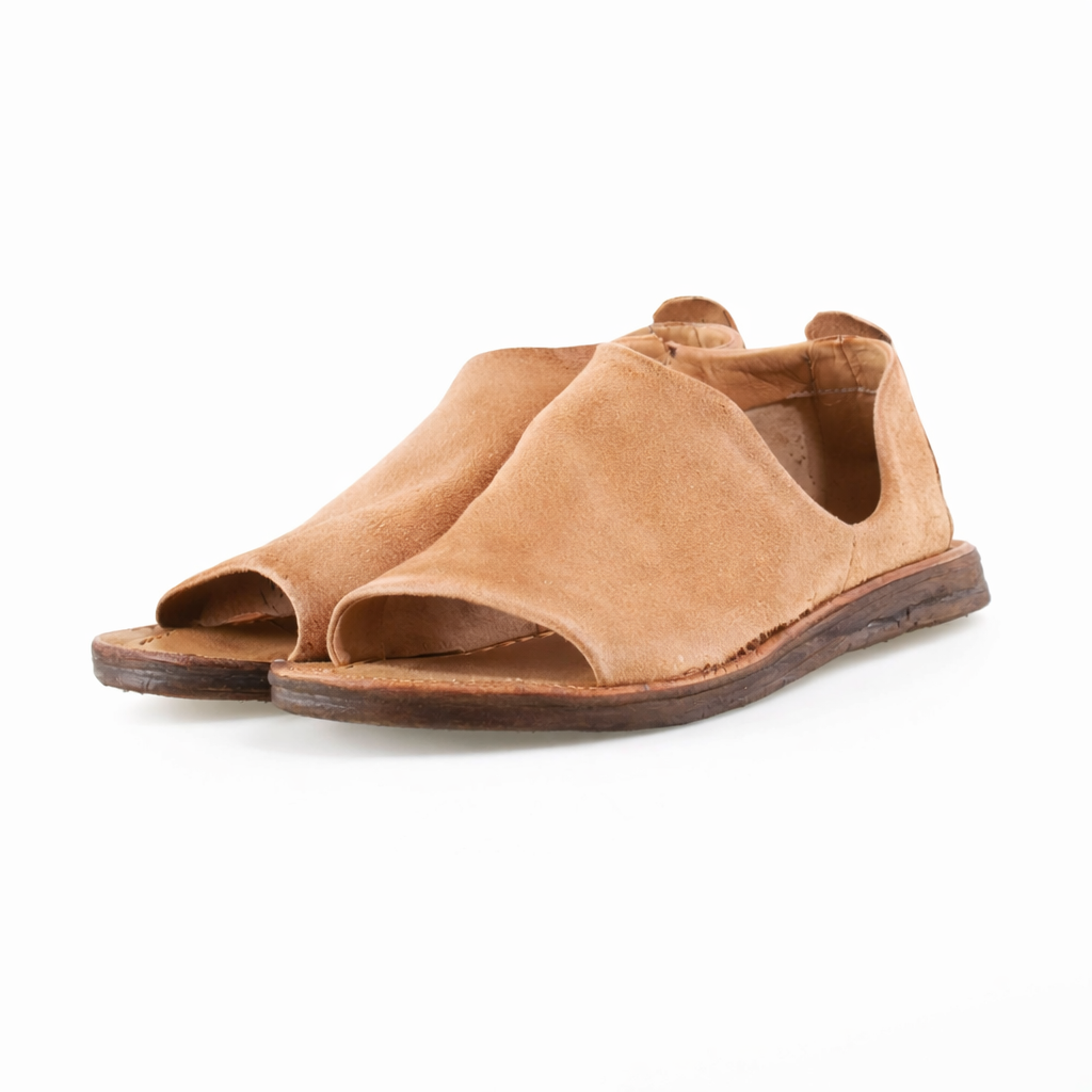 Sandali Raila A.S.98 in pelle scamosciata color cuoio con suola flat e design minimal artigianale