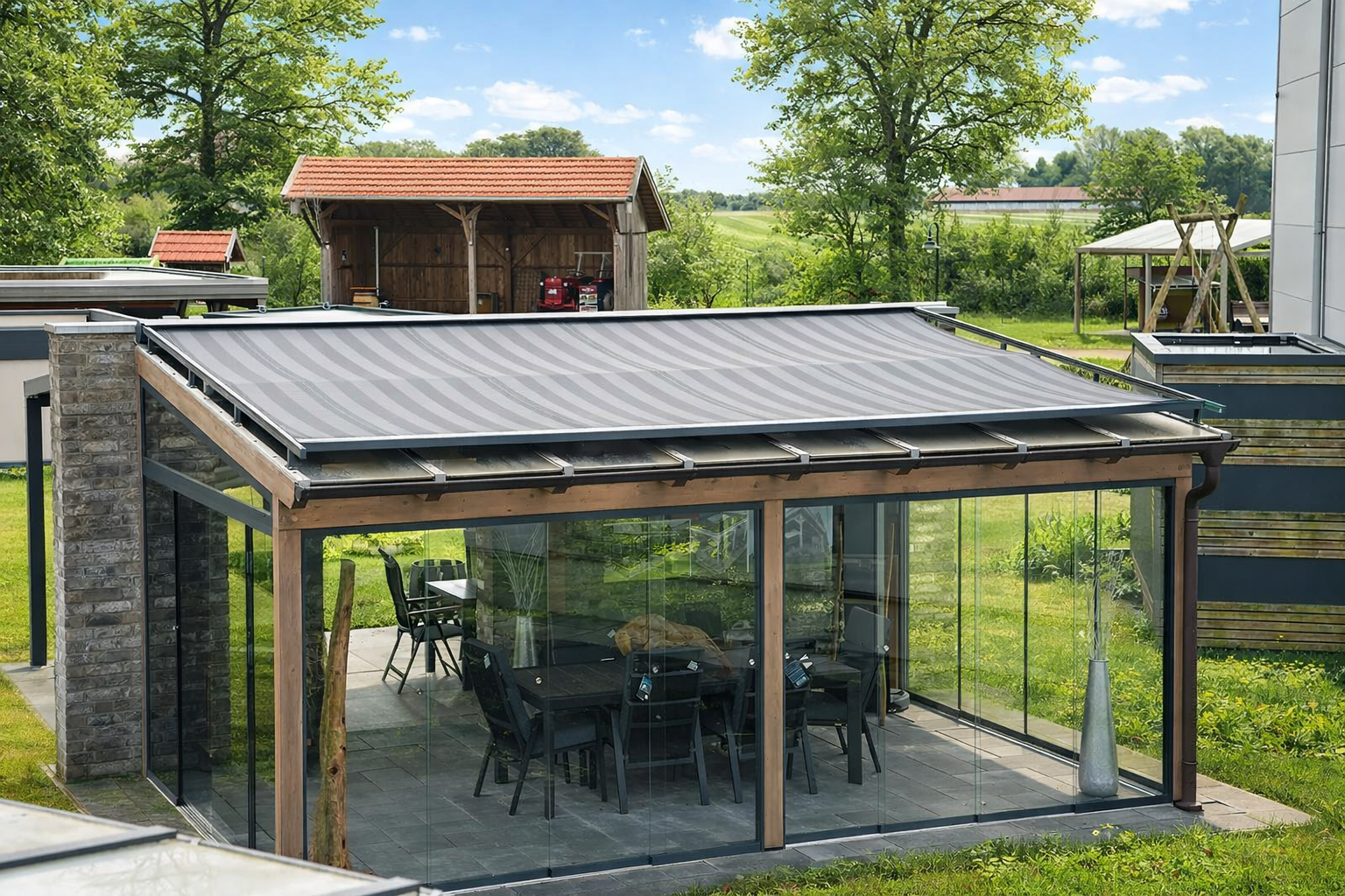 Aufdachmarkise bei einer Holz-Terrassenüberdachung