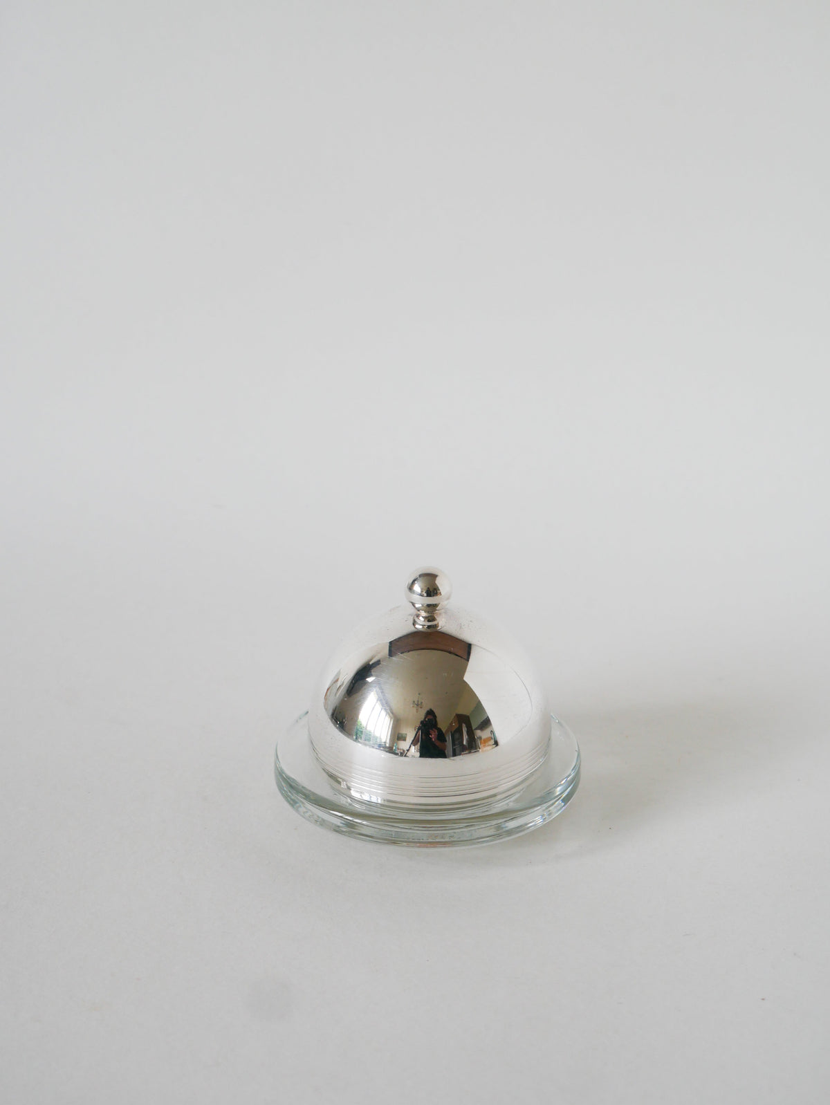 Beurrier en métal argenté et verre, St Hilaire, 1950