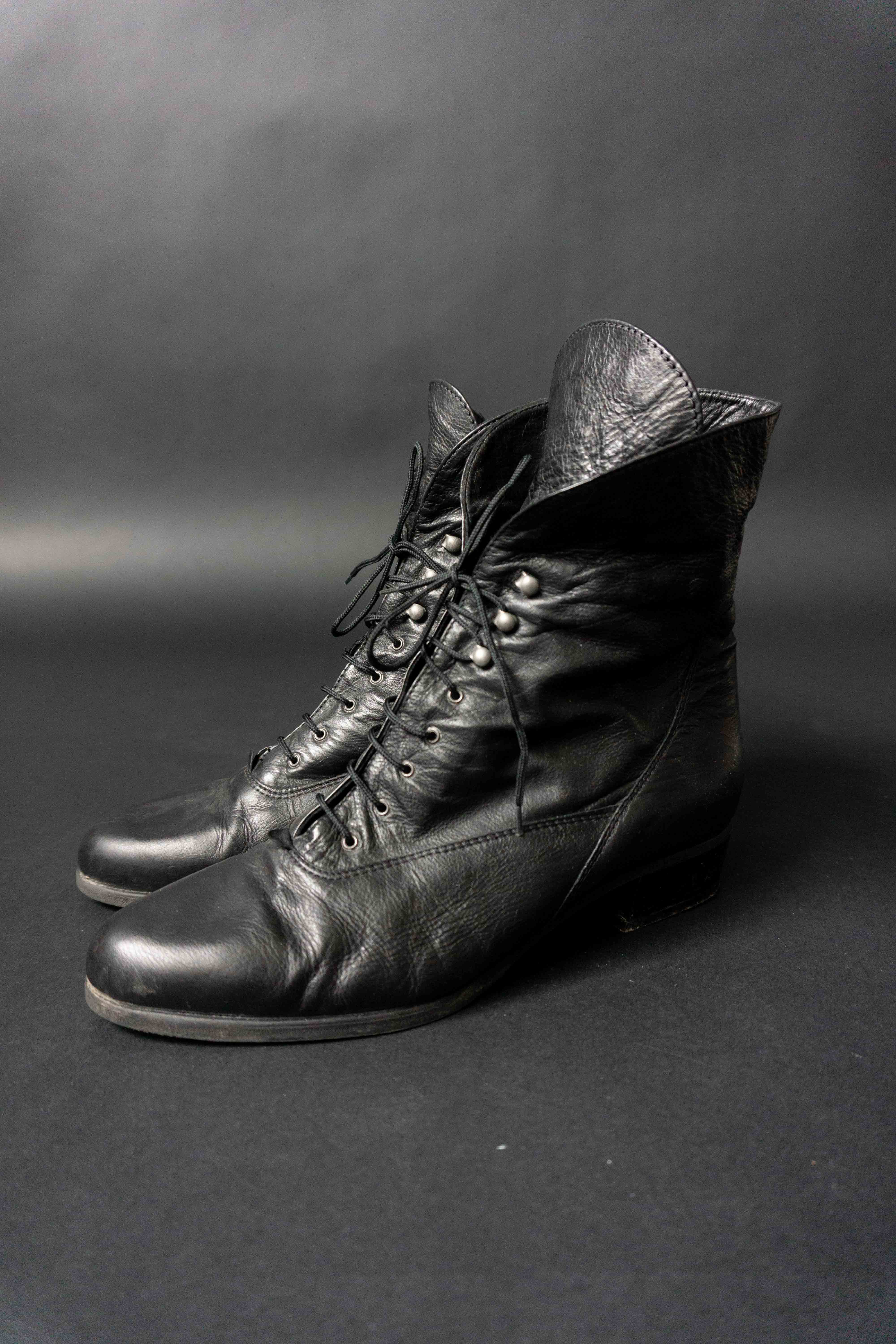 Schwarze Vintage Stiefeletten im Witchy-Look der 80er
