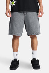 Grijze denim jeansshort van DC SHOES, met witte sokken en zwarte schoenen.