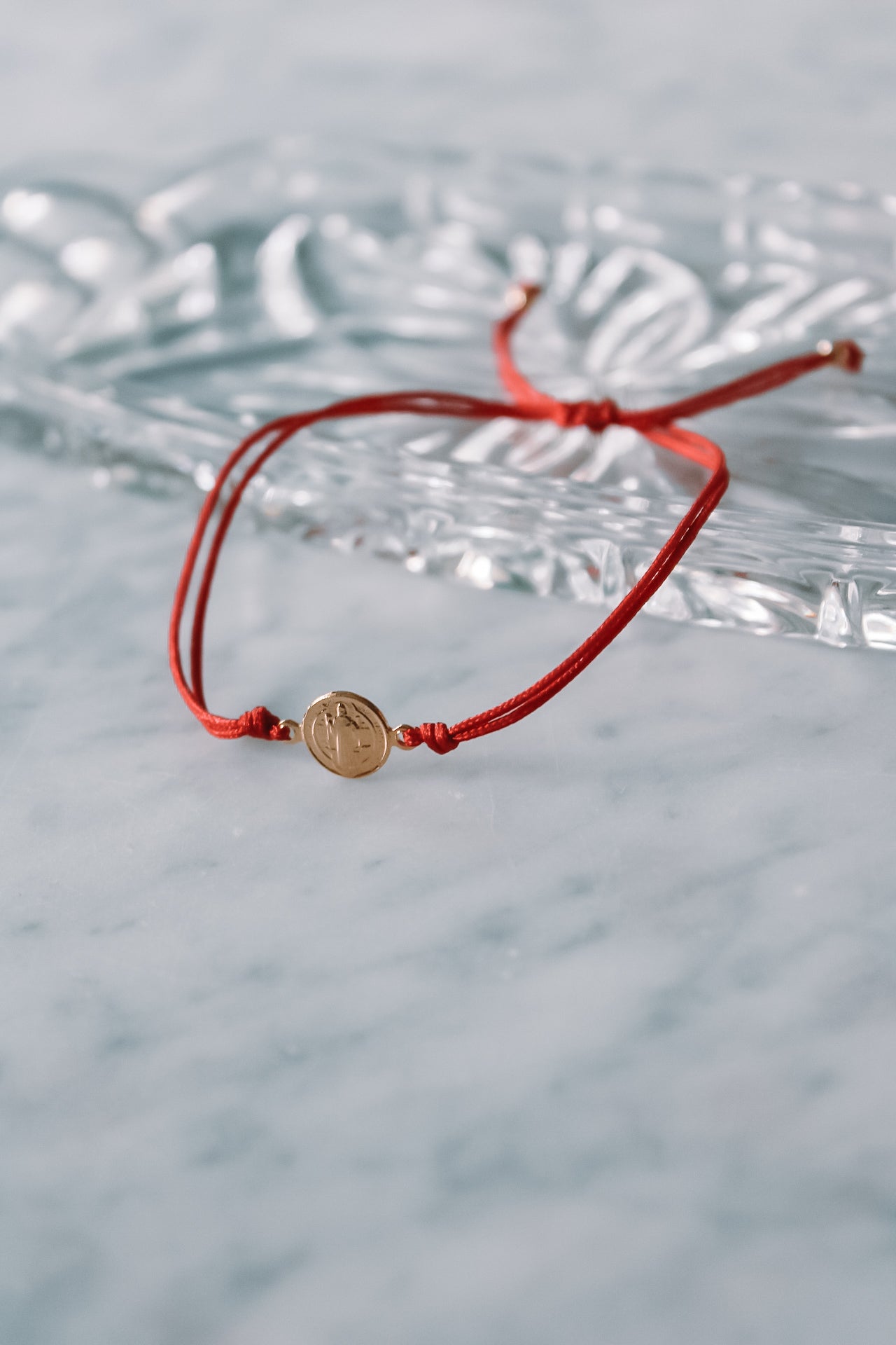 Pulsera San Benito Gold Roja - Atesorame
