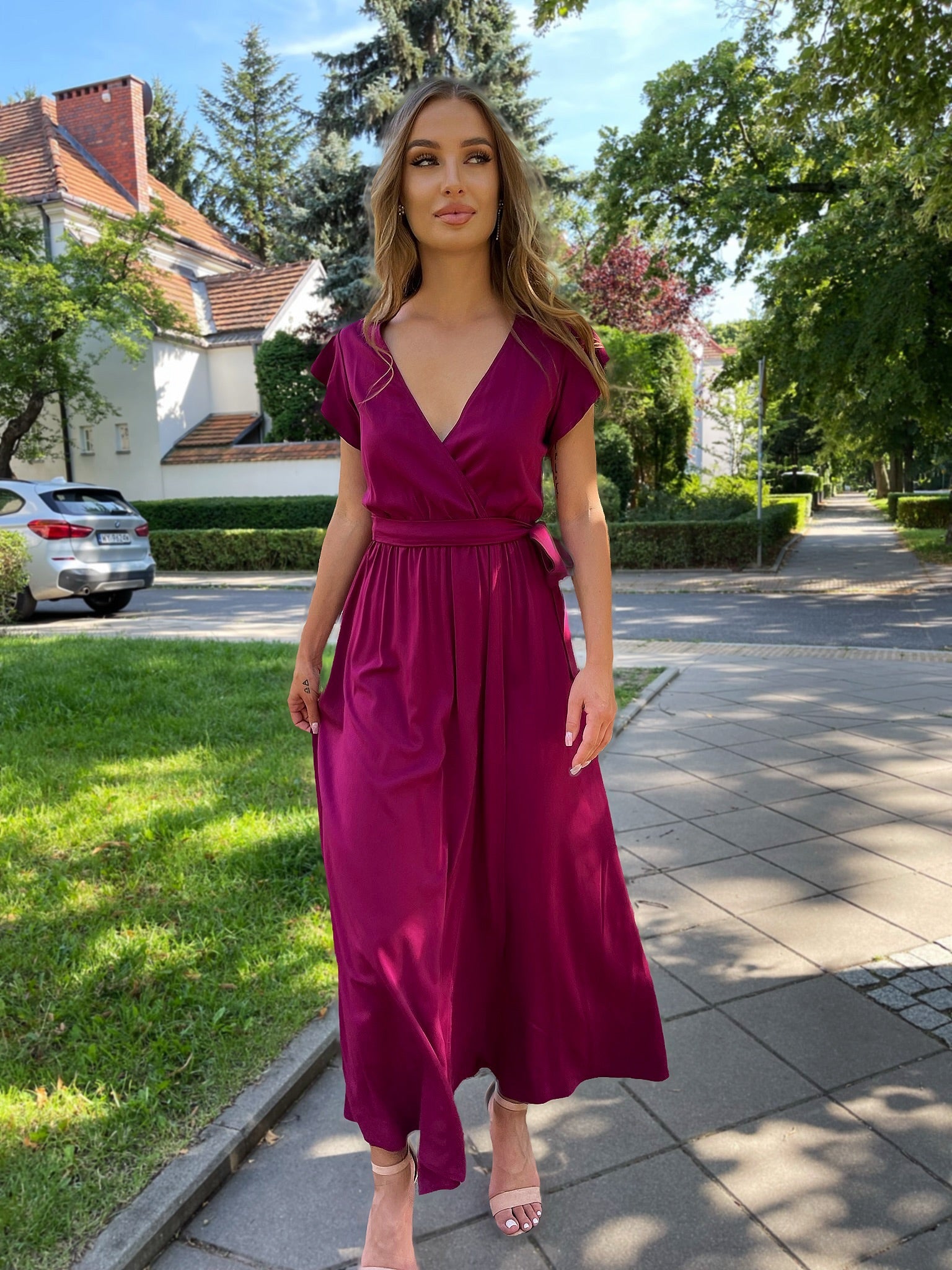 Śliwkowa sukienka na wesele -  rozkloszowana maxi z wiskozy z falbankami na ramionach id:366