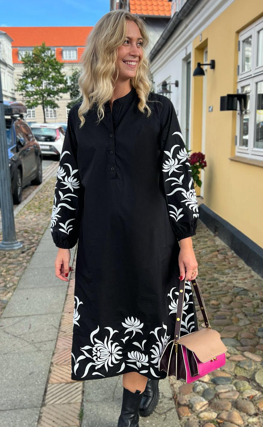 Say INA Copenhagen Kjole - Tilde Long - Black W. Embroidery