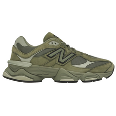 New Balance 9060 Dark Olivine sneakers i sideprofil med olivenfarvet ruskindsoverdel, sort mesh og chunky mellemsål med stødabsorberende detaljer