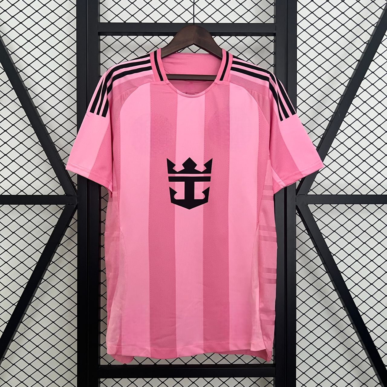 Camiseta Inter Miami 26-27 local rosa vista frontal con franjas verticales y emblema negro