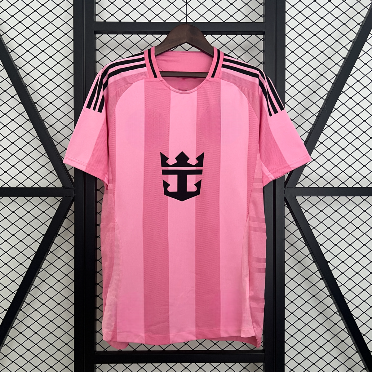 Camiseta Inter Miami 26-27 local rosa vista frontal con franjas verticales y emblema negro