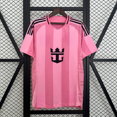 Camiseta Inter Miami 26-27 local rosa vista frontal con franjas verticales y emblema negro