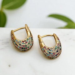 Élégantes boucles d'oreilles en cristal coloré