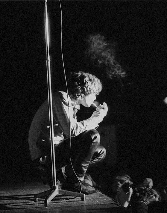 There's a lot more pictures of Jim smoking onstage than off : r/thedoors