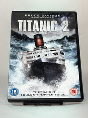 Forside av DVD-cover til katastrofefilmen Titanic 2 – brukt film på DVD, actionfylt nytolkning fra The Asylum, kjøp original bruktdvd hos Brukbar Film